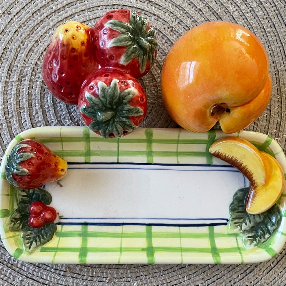 Vintage Bella Casa By Ganz 3 Piece Set. Fruit Salt and Pepper Shakers - Picture 4 of 6